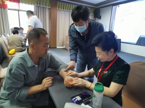 紅杏林中醫(yī)給學(xué)員指導(dǎo) 紅杏林中醫(yī)給學(xué)員指導(dǎo)