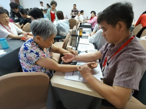 學(xué)員靜靜感受脈象 學(xué)員靜靜感受脈象