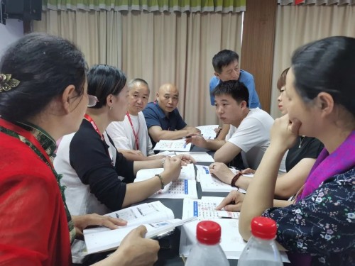 張老師為學(xué)員們補(bǔ)習(xí) 張老師為學(xué)員們補(bǔ)習(xí)