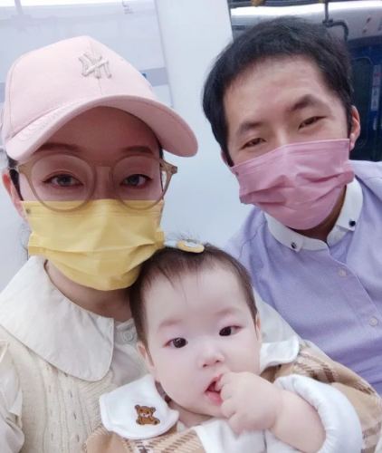 陳易飛一家合影