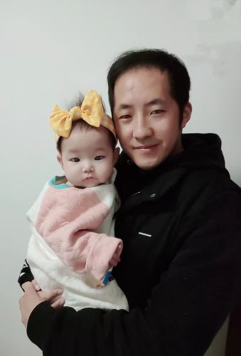 陳易飛和孩子的合影