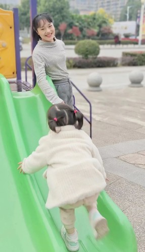 榮亞琴和女兒一起玩耍 榮亞琴和女兒一起玩耍