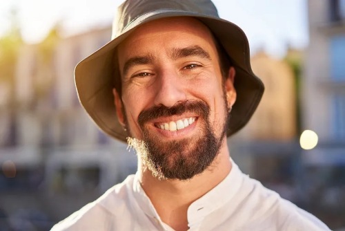 紅杏林;男子微笑展露眉毛 紅杏林;男子微笑展露眉毛