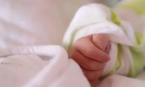 嬰兒雙手握固 嬰兒雙手握固