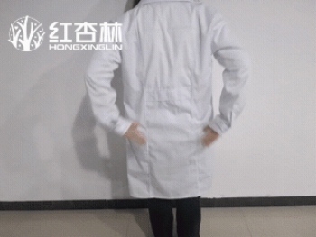 掌心對準背部腎俞穴處進行摩搓 掌心對準背部腎俞穴處進行摩搓