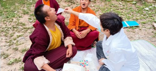 末兒老師藏區義診現場